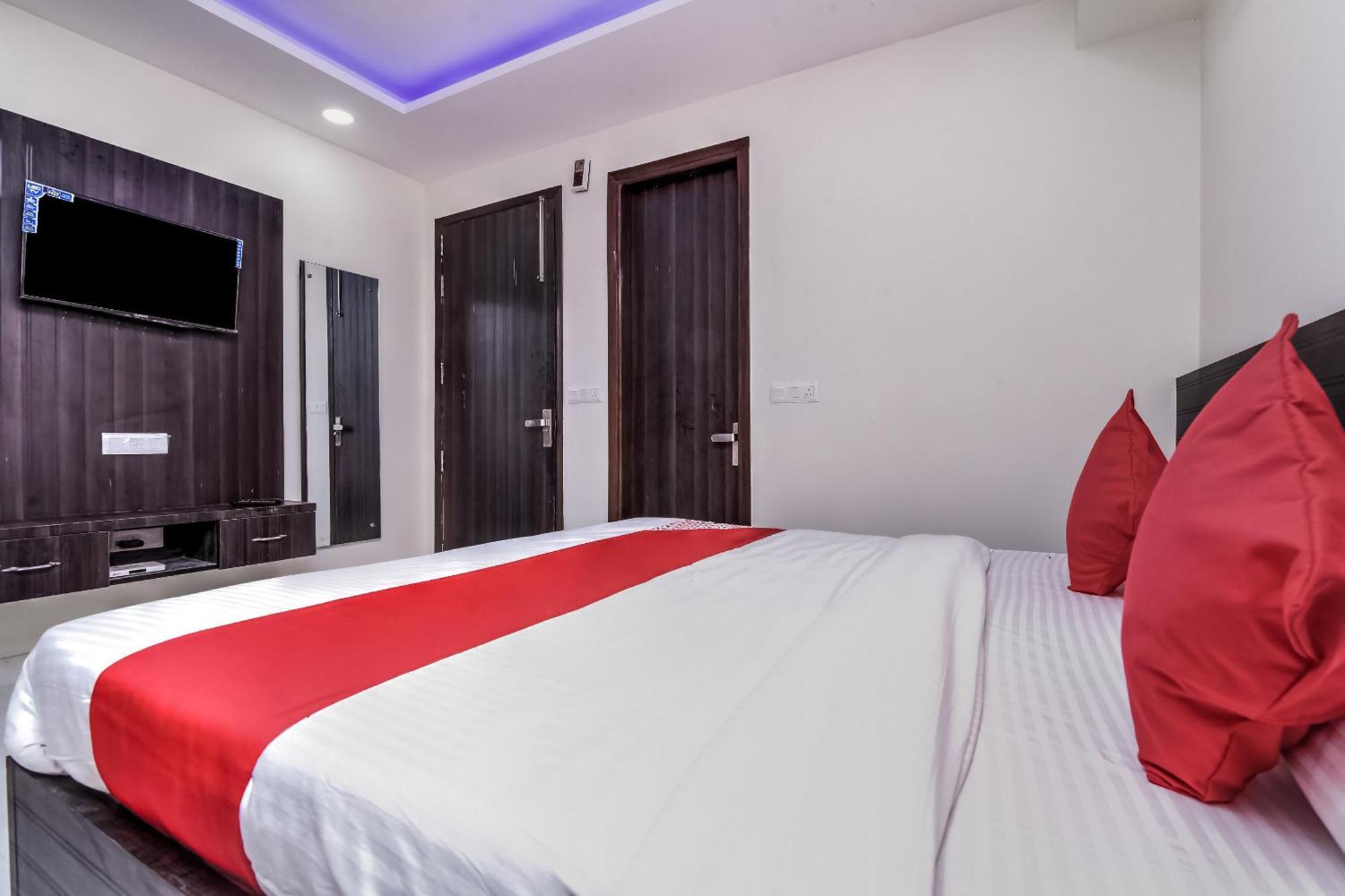 Hotel Aerostar Gold - Opposite Max Healthcare デリー エクステリア 写真
