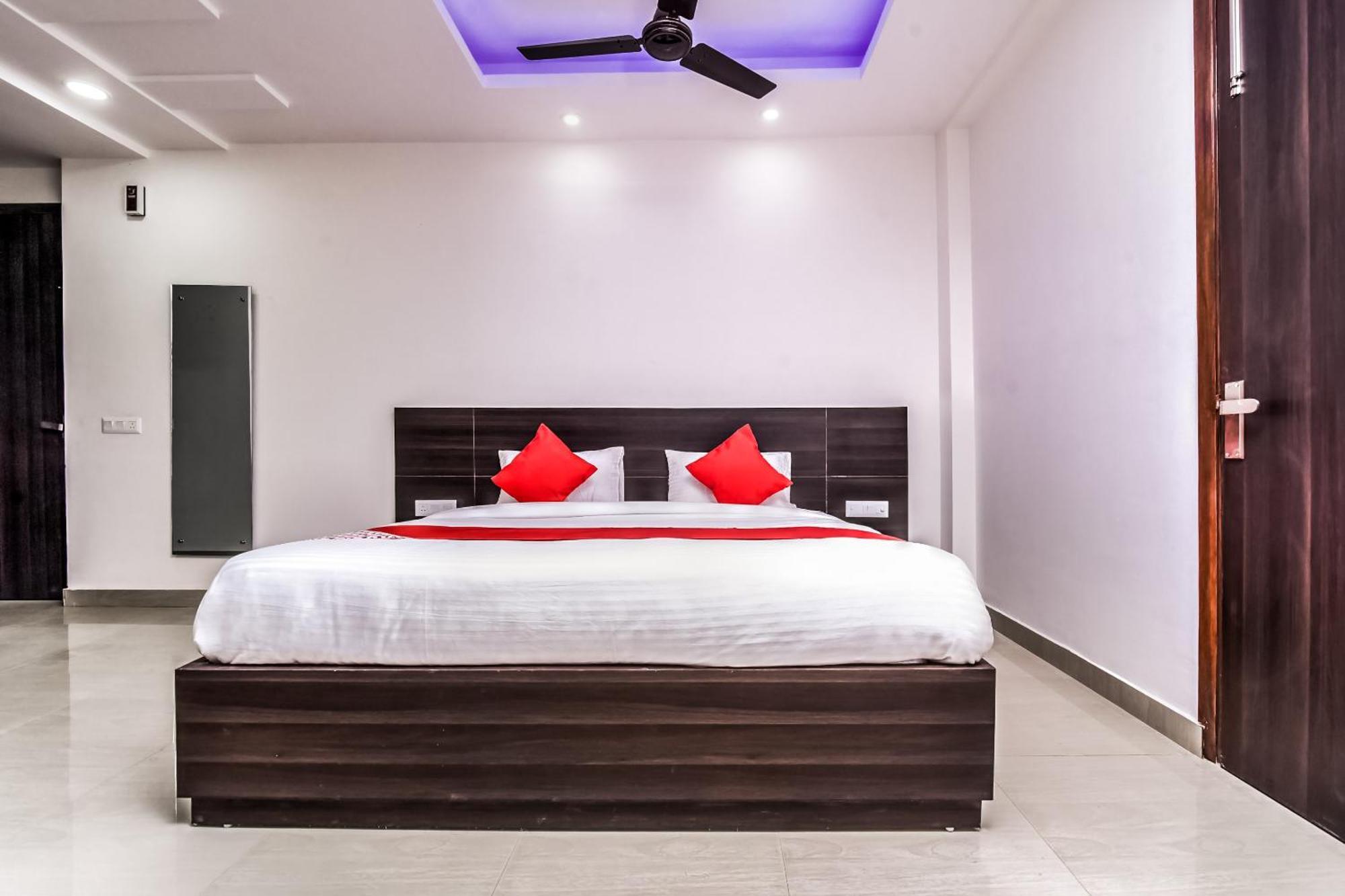 Hotel Aerostar Gold - Opposite Max Healthcare デリー エクステリア 写真