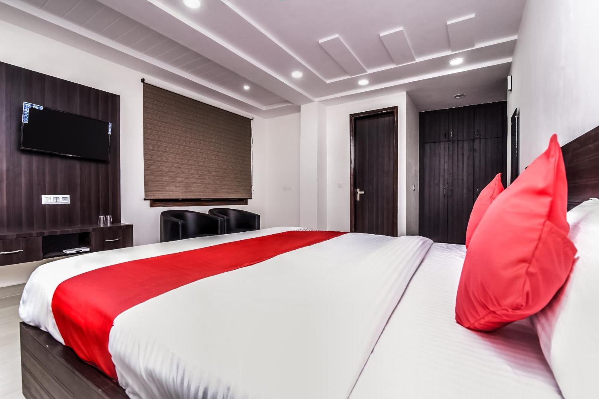 Hotel Aerostar Gold - Opposite Max Healthcare デリー エクステリア 写真