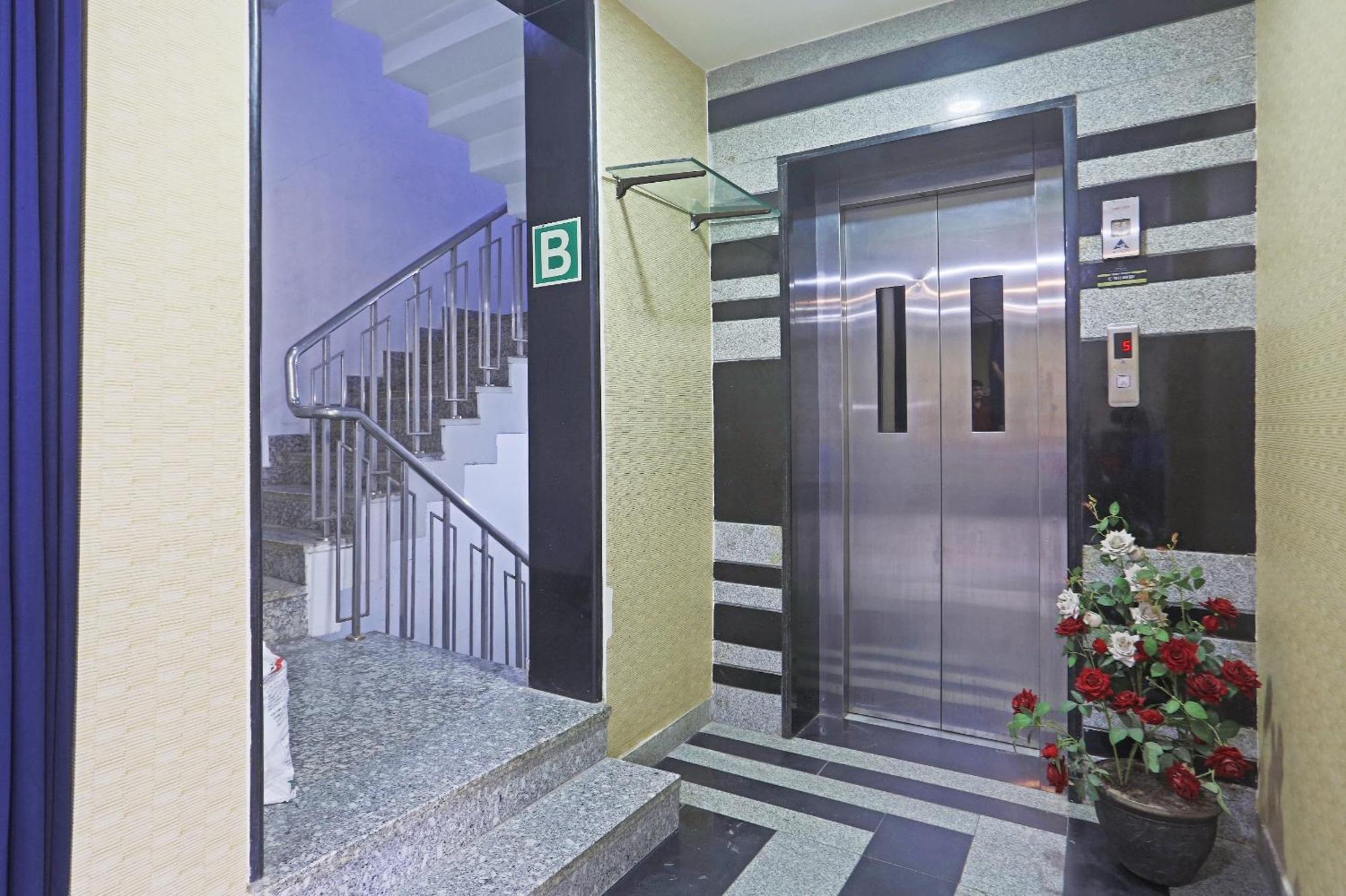 Hotel Aerostar Gold - Opposite Max Healthcare デリー エクステリア 写真