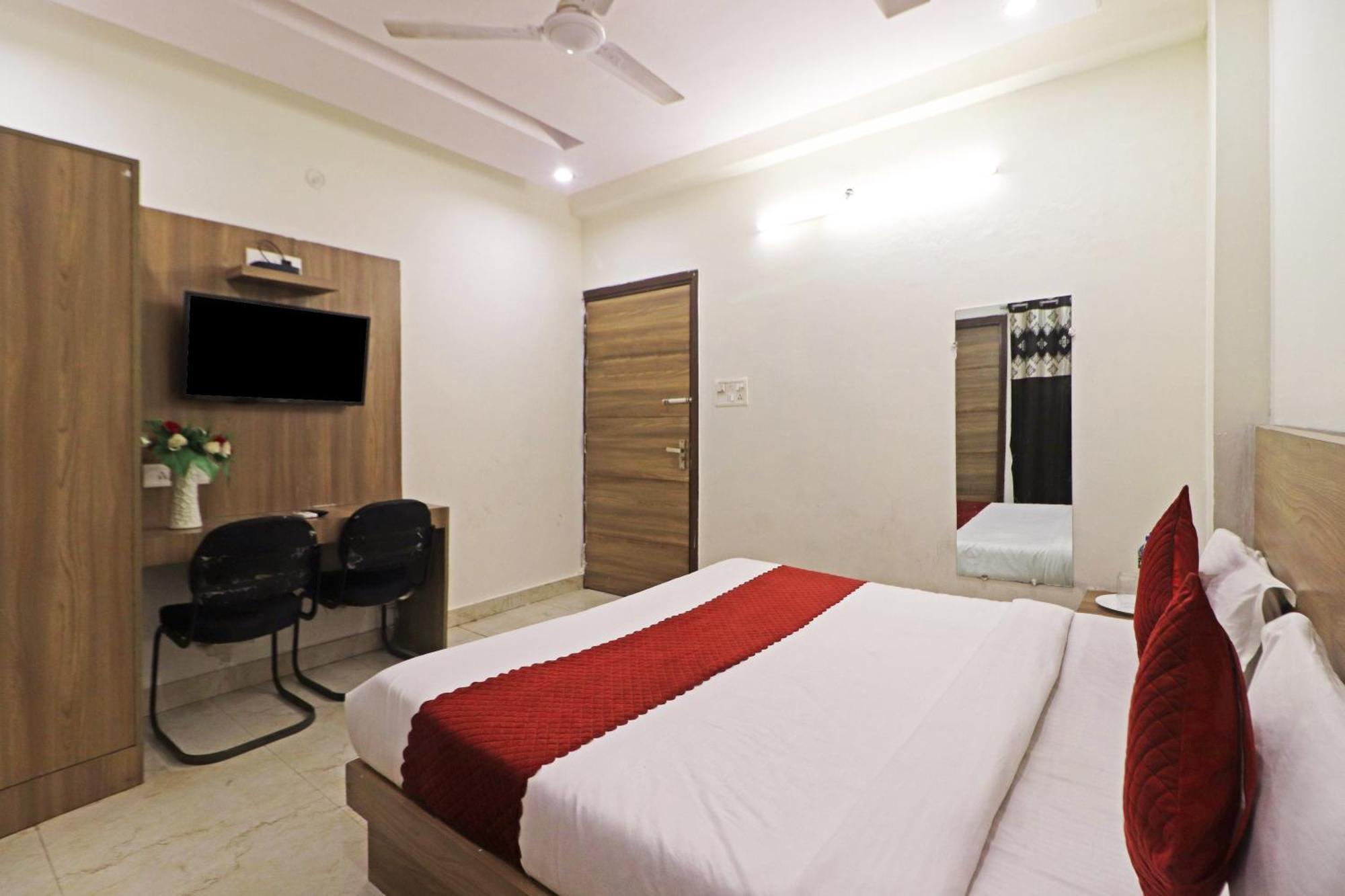 Hotel Aerostar Gold - Opposite Max Healthcare デリー エクステリア 写真