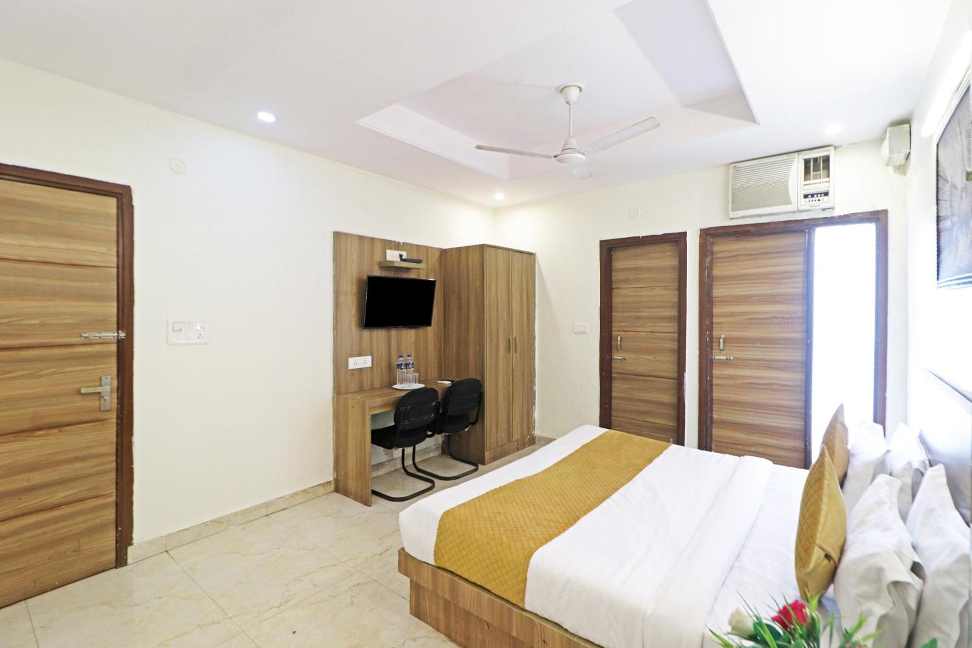 Hotel Aerostar Gold - Opposite Max Healthcare デリー エクステリア 写真