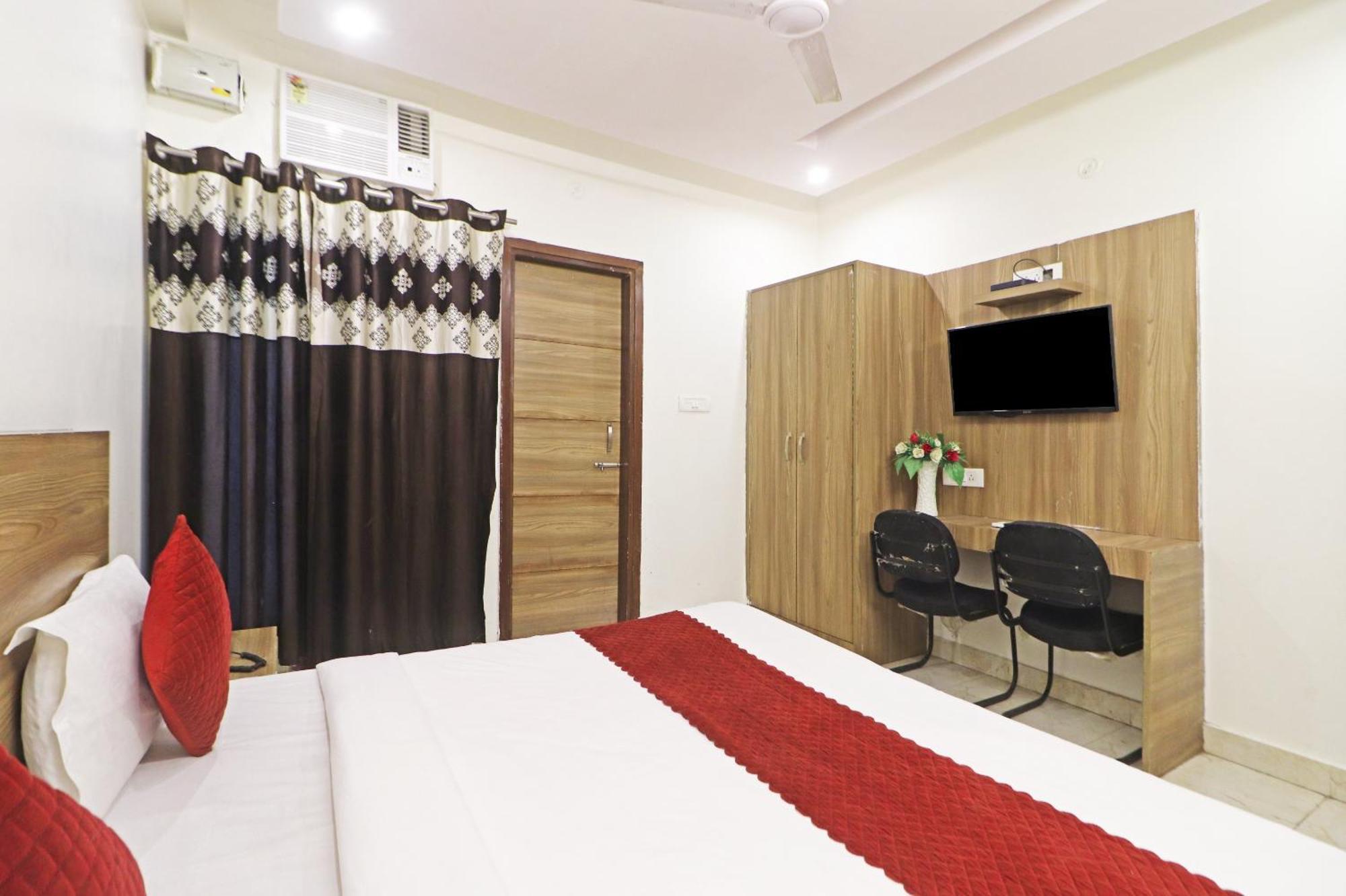 Hotel Aerostar Gold - Opposite Max Healthcare デリー エクステリア 写真