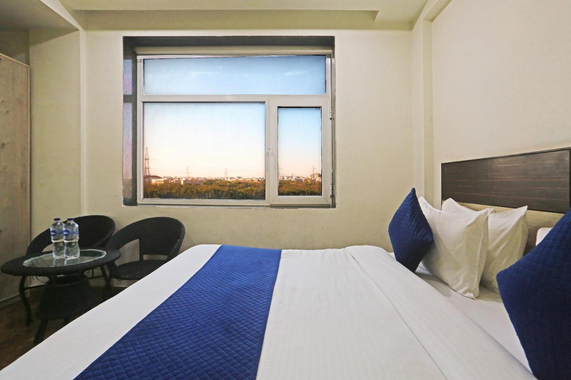 Hotel Aerostar Gold - Opposite Max Healthcare デリー エクステリア 写真
