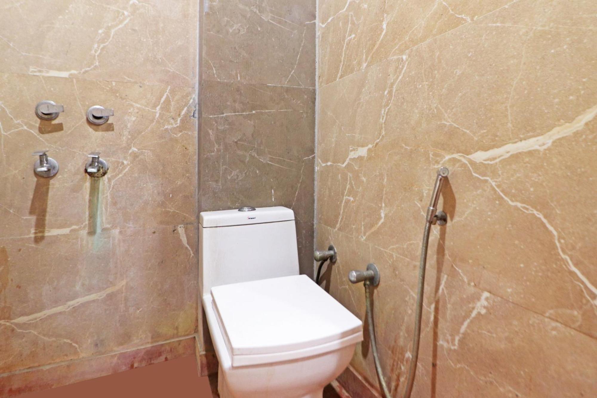 Hotel Aerostar Gold - Opposite Max Healthcare デリー エクステリア 写真