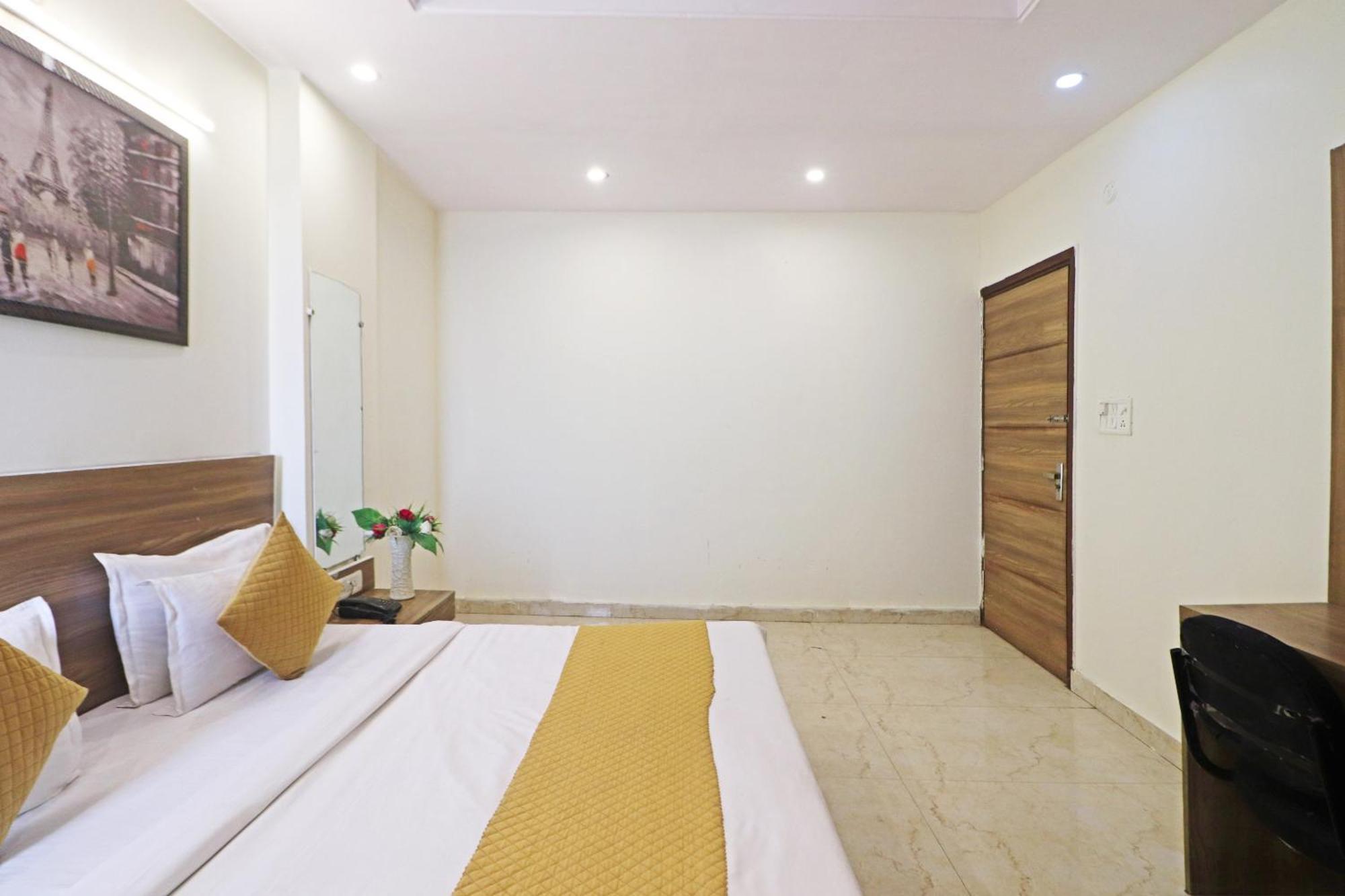 Hotel Aerostar Gold - Opposite Max Healthcare デリー エクステリア 写真