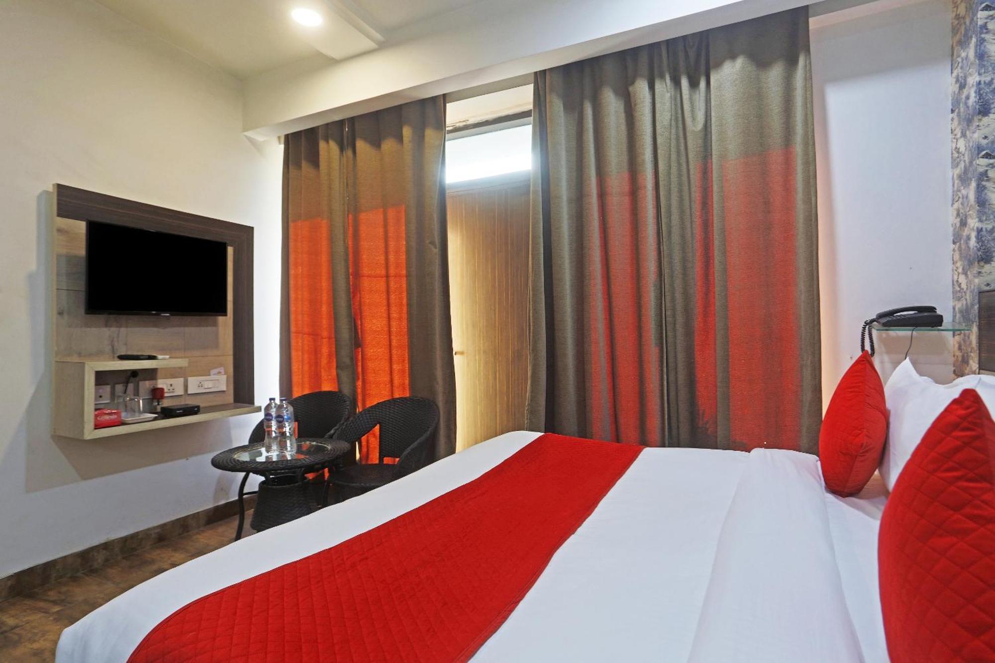 Hotel Aerostar Gold - Opposite Max Healthcare デリー エクステリア 写真