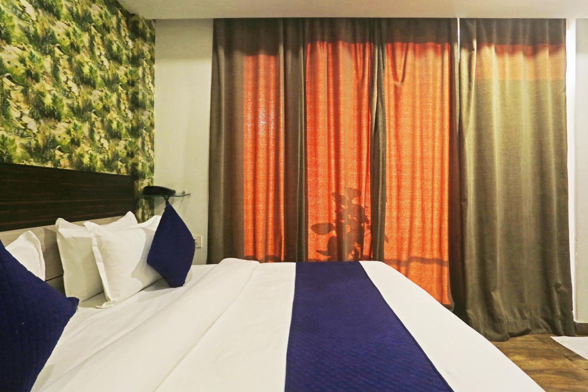 Hotel Aerostar Gold - Opposite Max Healthcare デリー エクステリア 写真