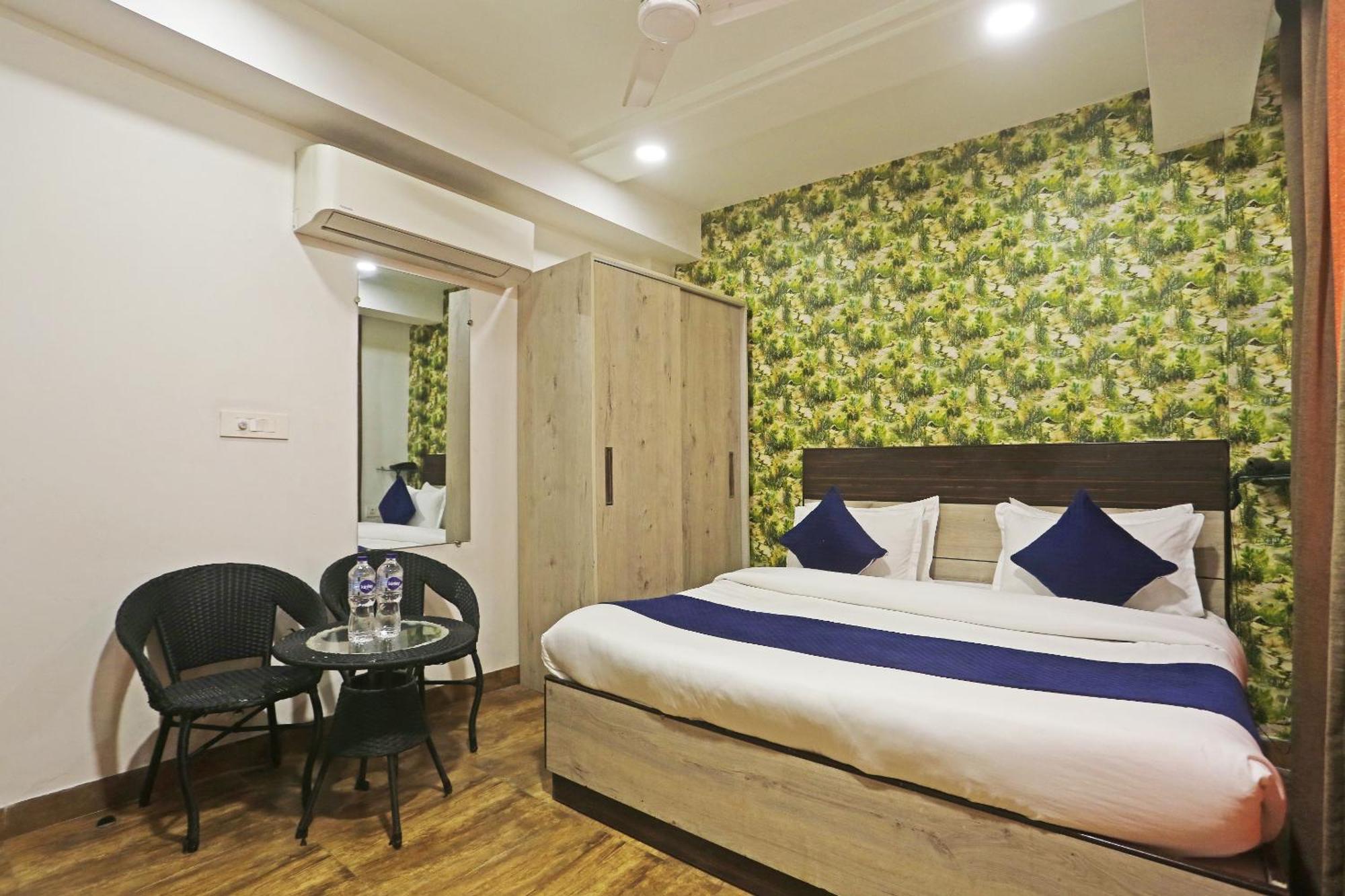 Hotel Aerostar Gold - Opposite Max Healthcare デリー エクステリア 写真