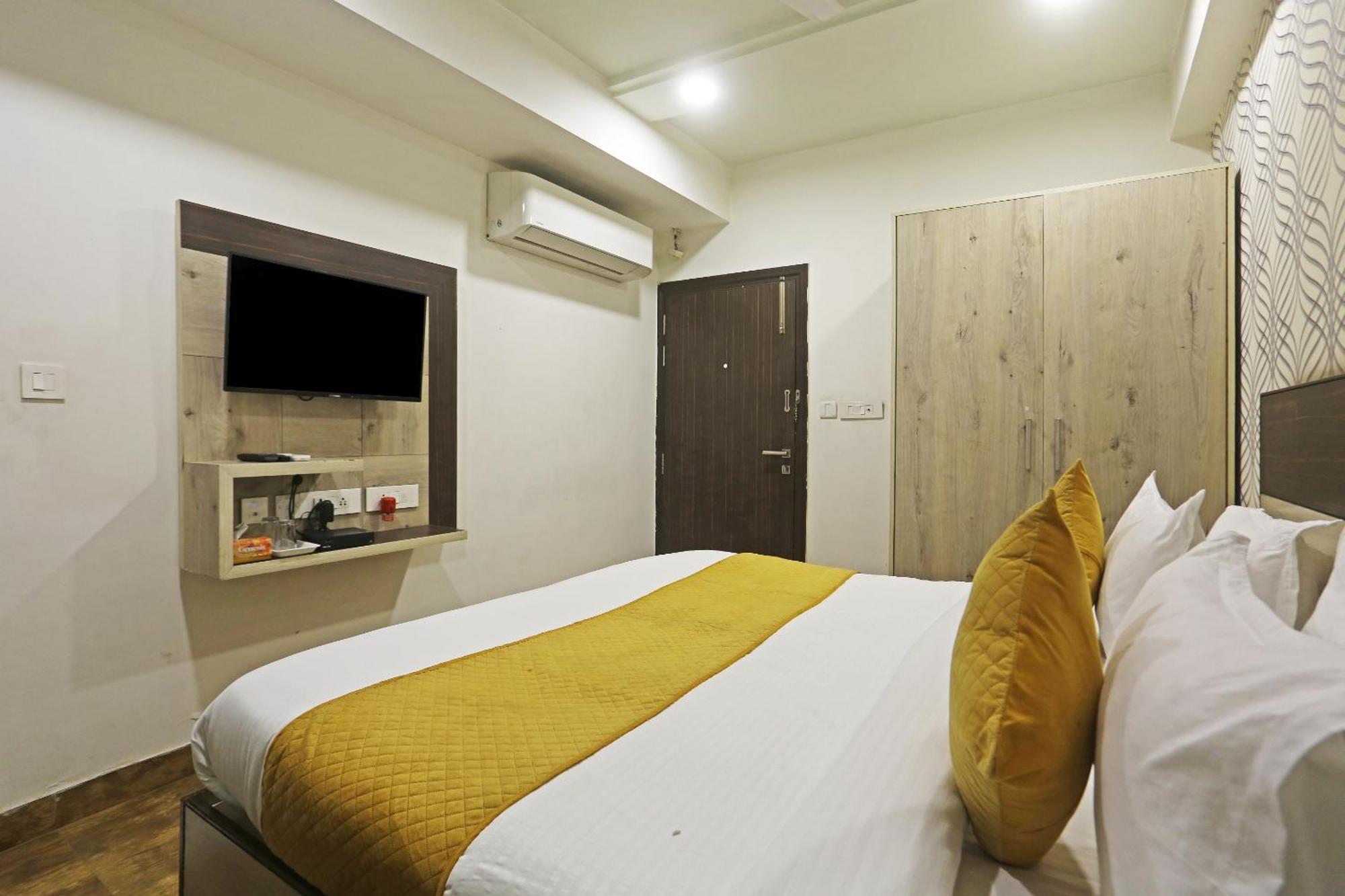 Hotel Aerostar Gold - Opposite Max Healthcare デリー エクステリア 写真