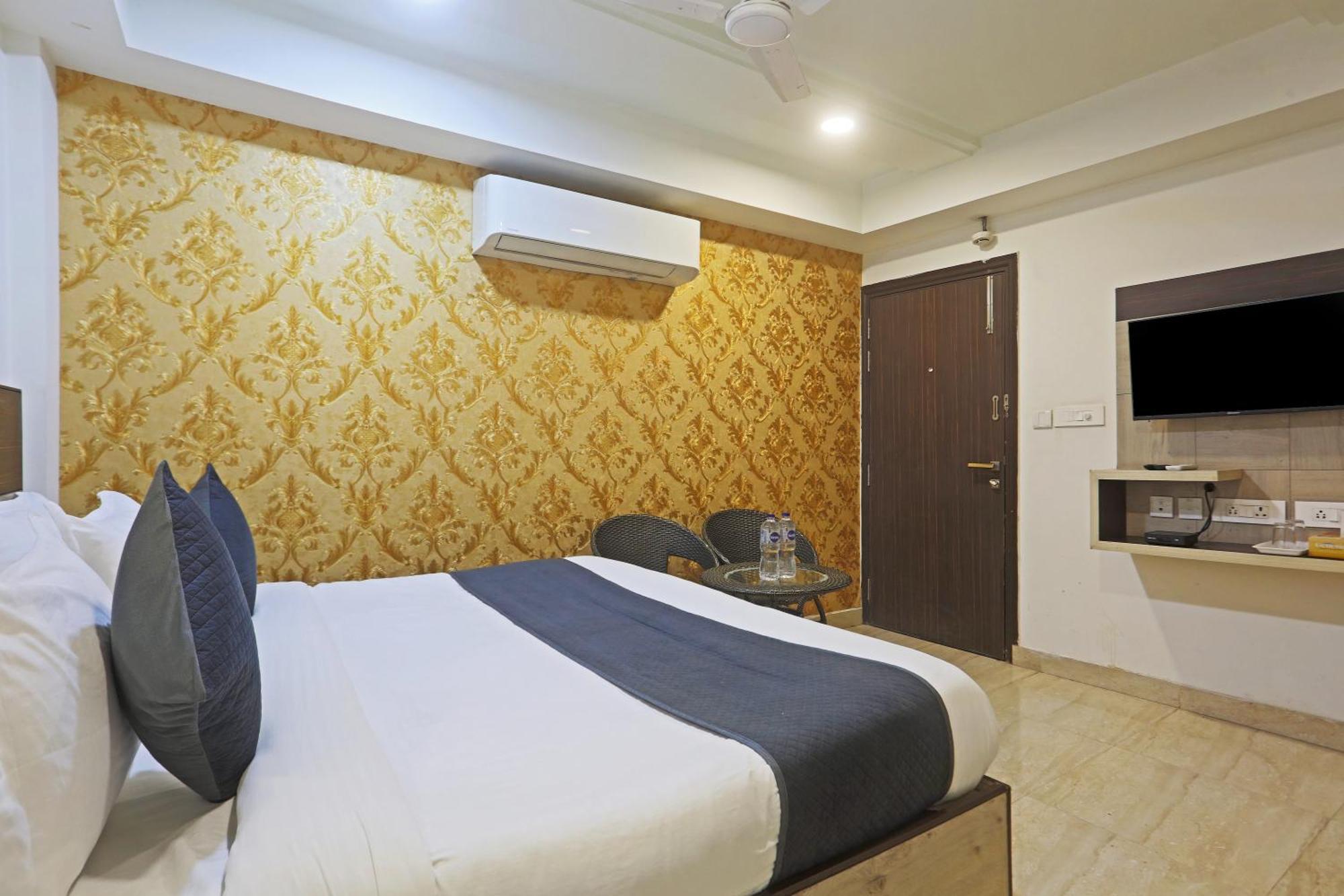 Hotel Aerostar Gold - Opposite Max Healthcare デリー エクステリア 写真