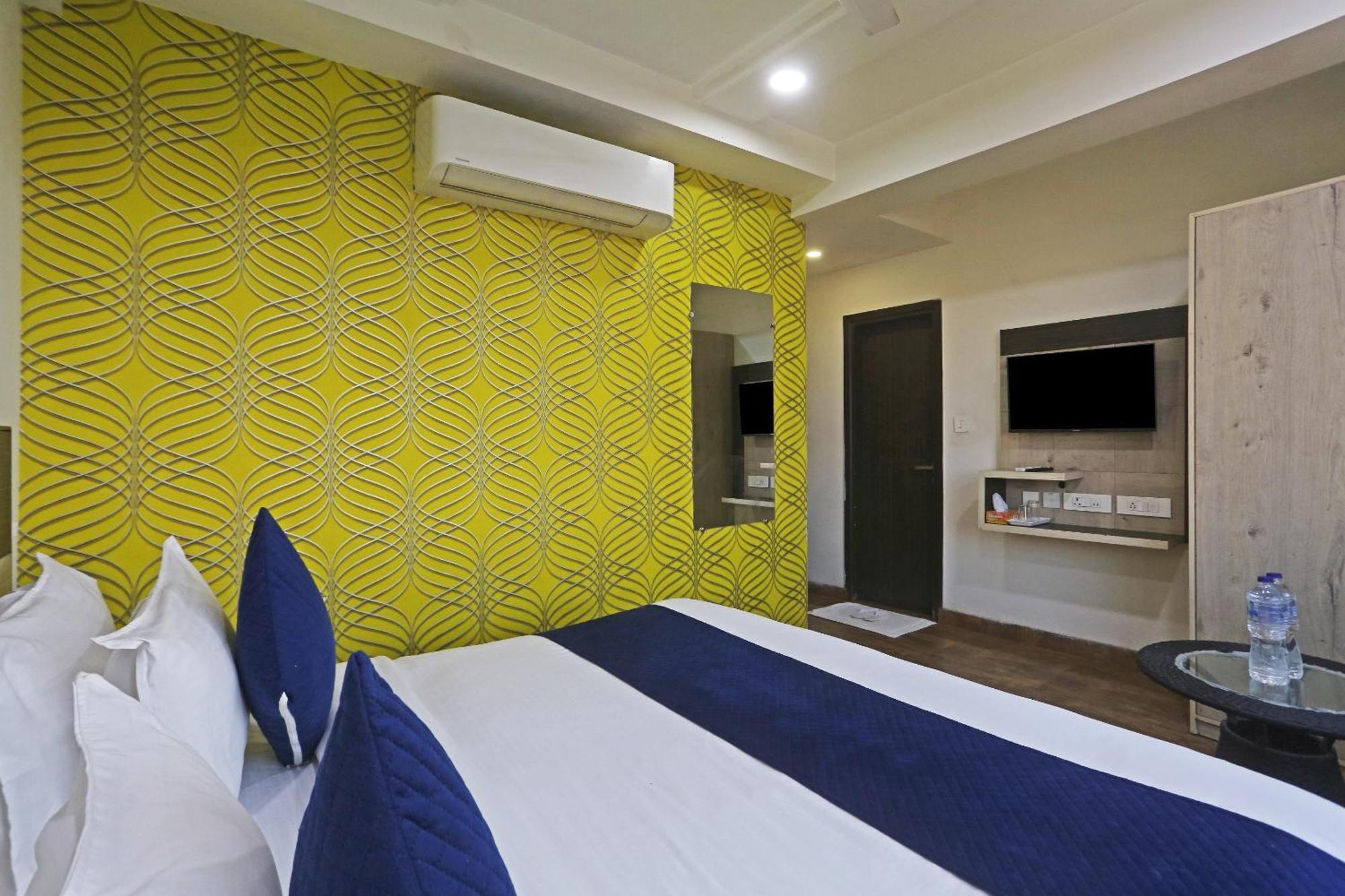 Hotel Aerostar Gold - Opposite Max Healthcare デリー エクステリア 写真