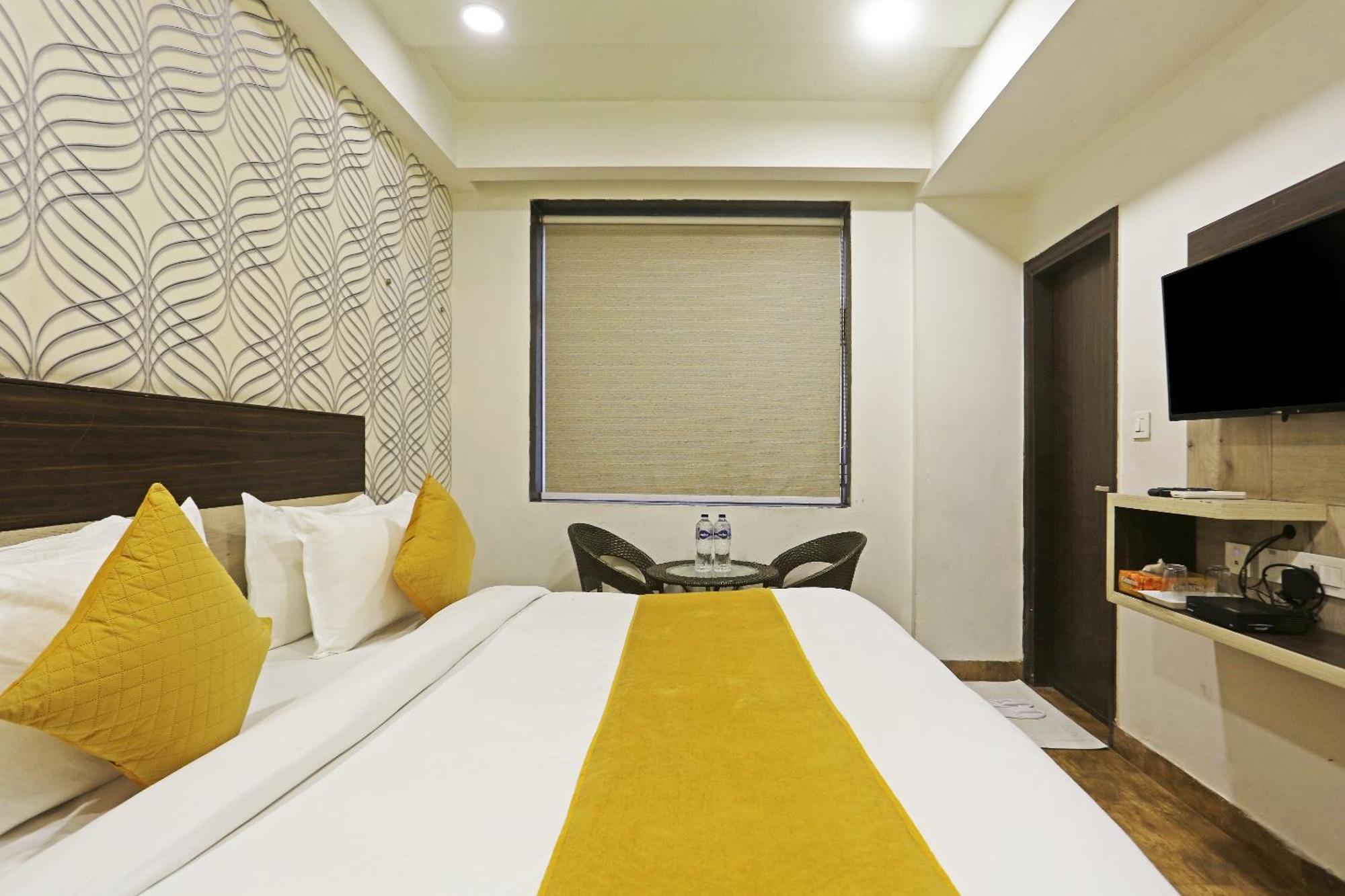 Hotel Aerostar Gold - Opposite Max Healthcare デリー エクステリア 写真