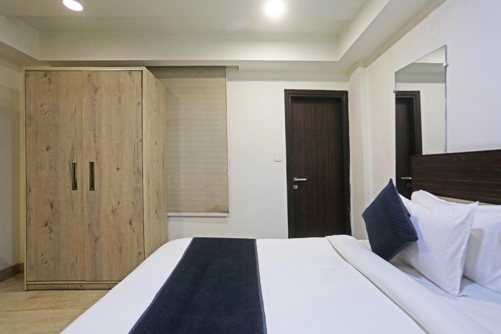 Hotel Aerostar Gold - Opposite Max Healthcare デリー エクステリア 写真