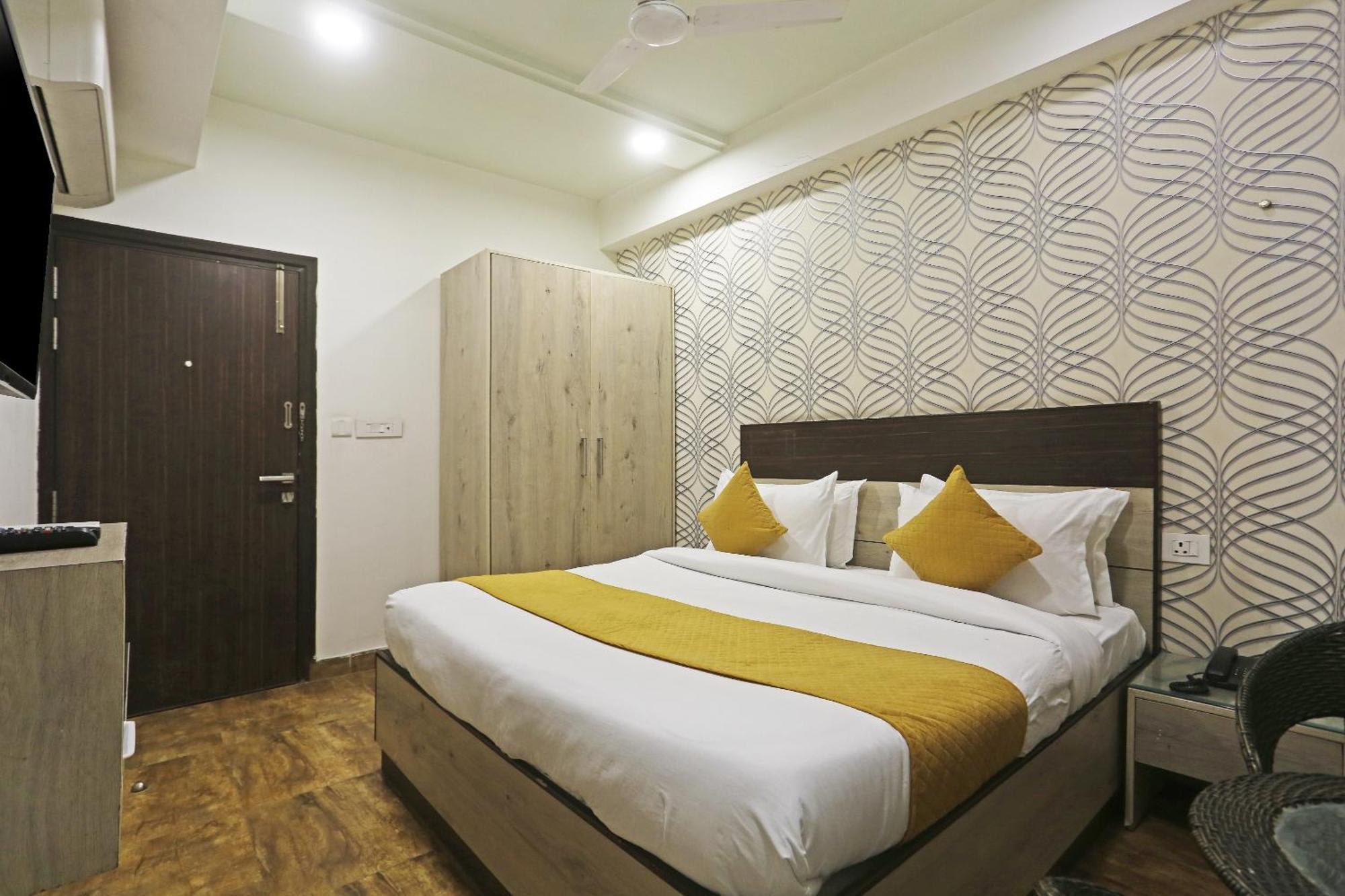 Hotel Aerostar Gold - Opposite Max Healthcare デリー エクステリア 写真
