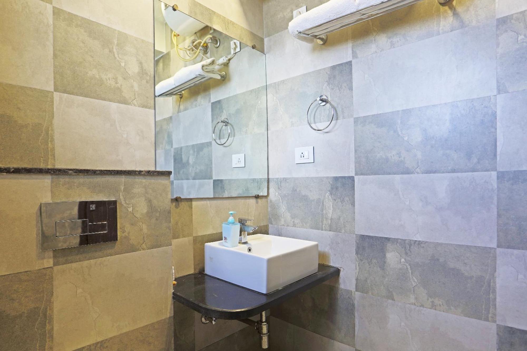 Hotel Aerostar Gold - Opposite Max Healthcare デリー エクステリア 写真