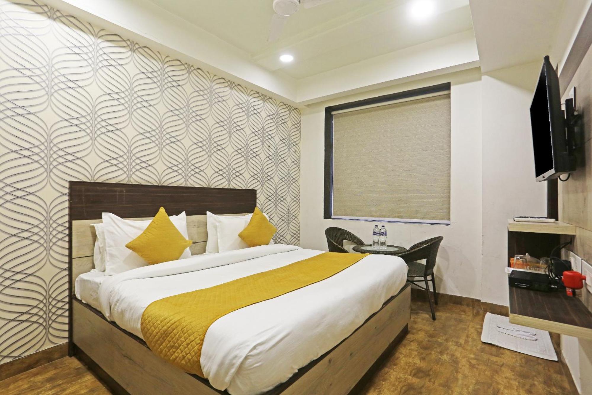 Hotel Aerostar Gold - Opposite Max Healthcare デリー エクステリア 写真